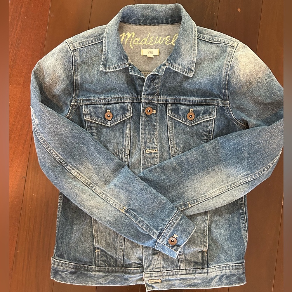 Madewell size small denim jacket. Excellent condition.